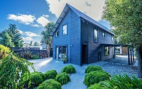 Little Black Ski Chalet | Central, Wifi, Families!